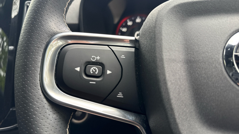 Volvo Xc40 2.0 B4P R DESIGN Pro 5dr Auto Petrol Estate